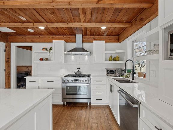 5th image of 3767 Oak Ln NE