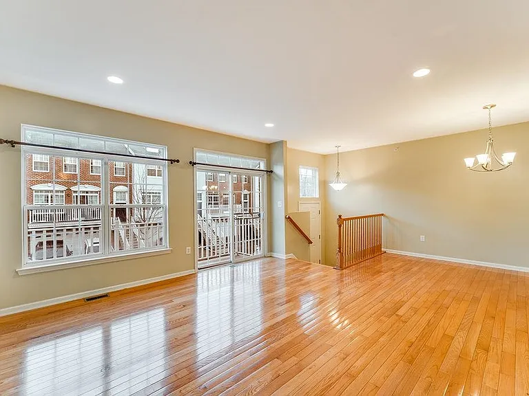 6 Carpenter Ct — Photo 1