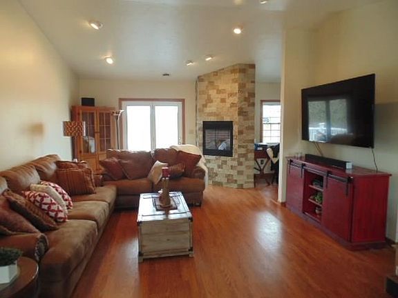 3rd image of 32 Essex Dr