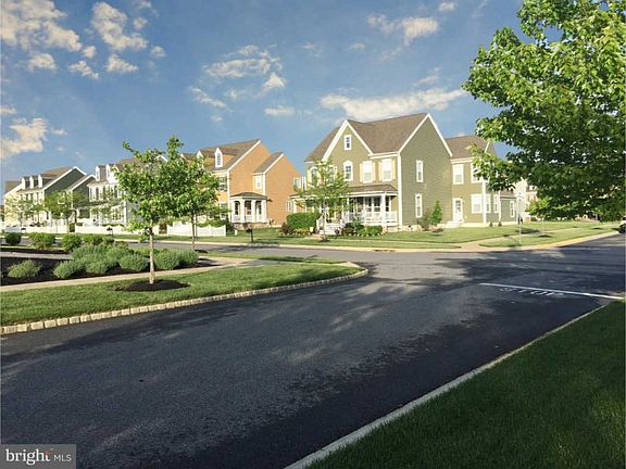 2nd image of 717 Idlewyld Dr