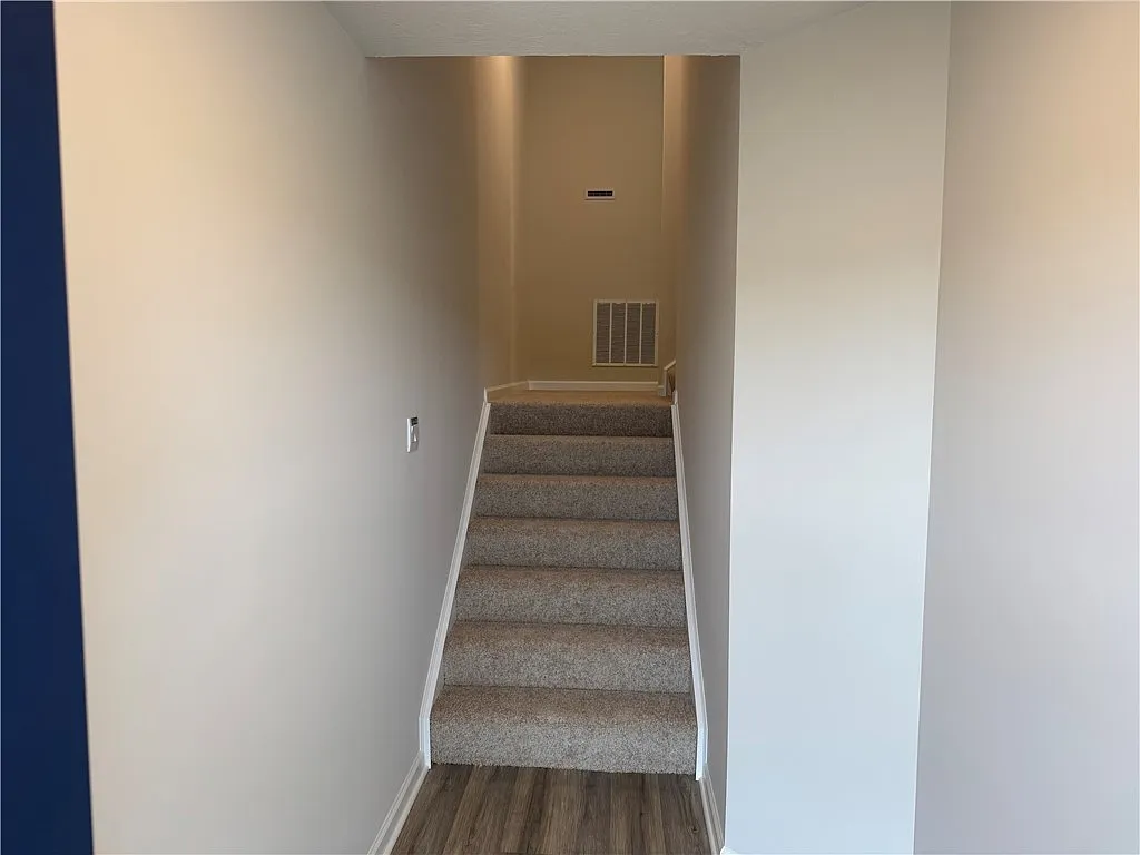 3 bed, 2.5 bath, 2300 sqft, $2,900 — Photo 3