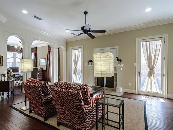 4th image of 875 Grant Park Dr