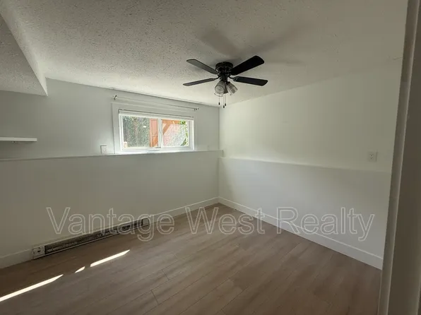 907B Sutherland Ave #1, Kelowna, BC V1Y 5X4