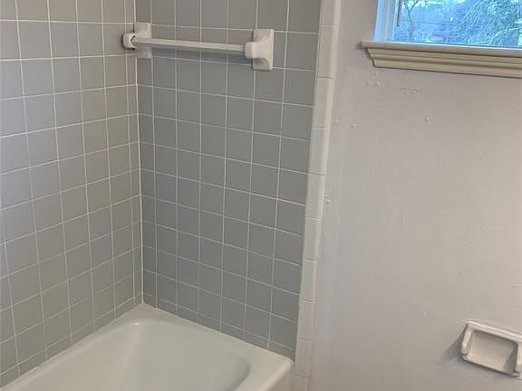 4th image of 2513 Lake Park Dr