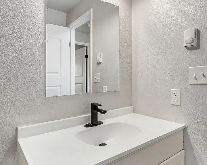 2550 N Vassault St — Photo 47