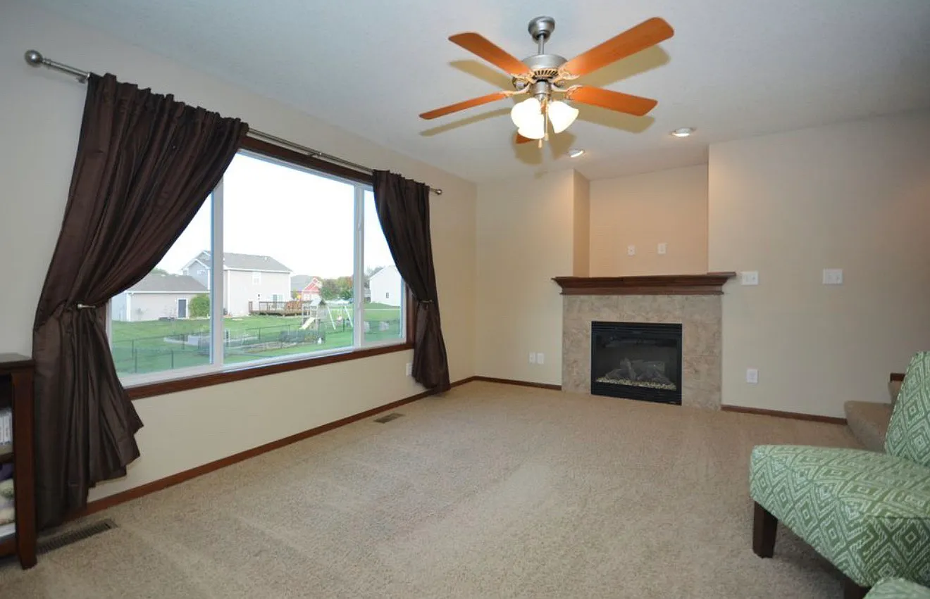 3 bed, 2.5 bath, 1456 sqft, $1,996 — Photo 4