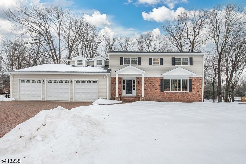 1st image of 5 Pin Oak Rd