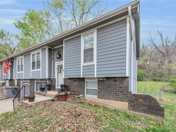 5824 NW Walnut Ct, Parkville, MO 64152