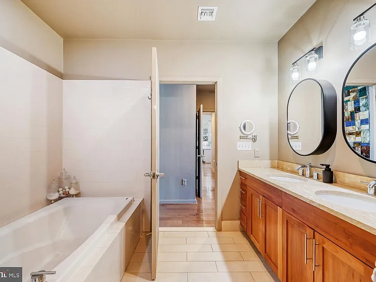 1200 Steuart St #713 — Photo 25