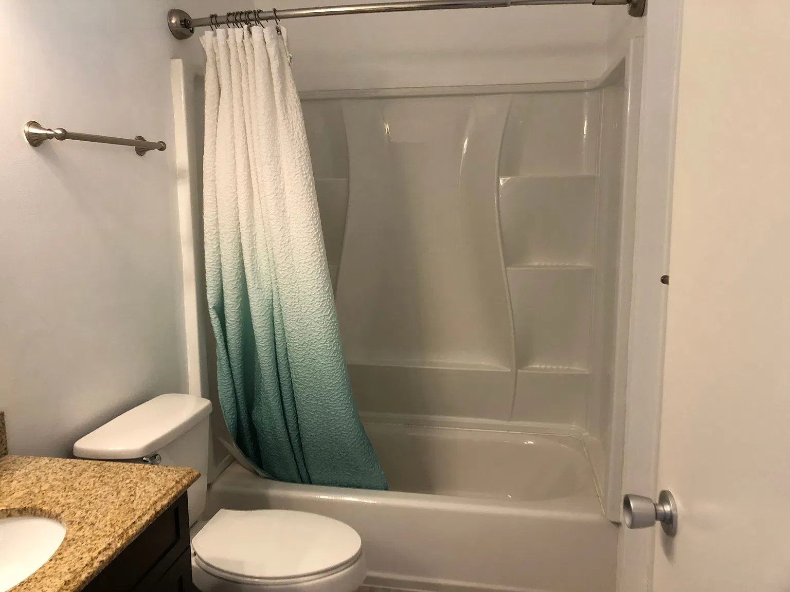 Beautifully Updated 2-Bedroom, 2-Bath Apartment with Private Backyard - San Carlos — Photo 4