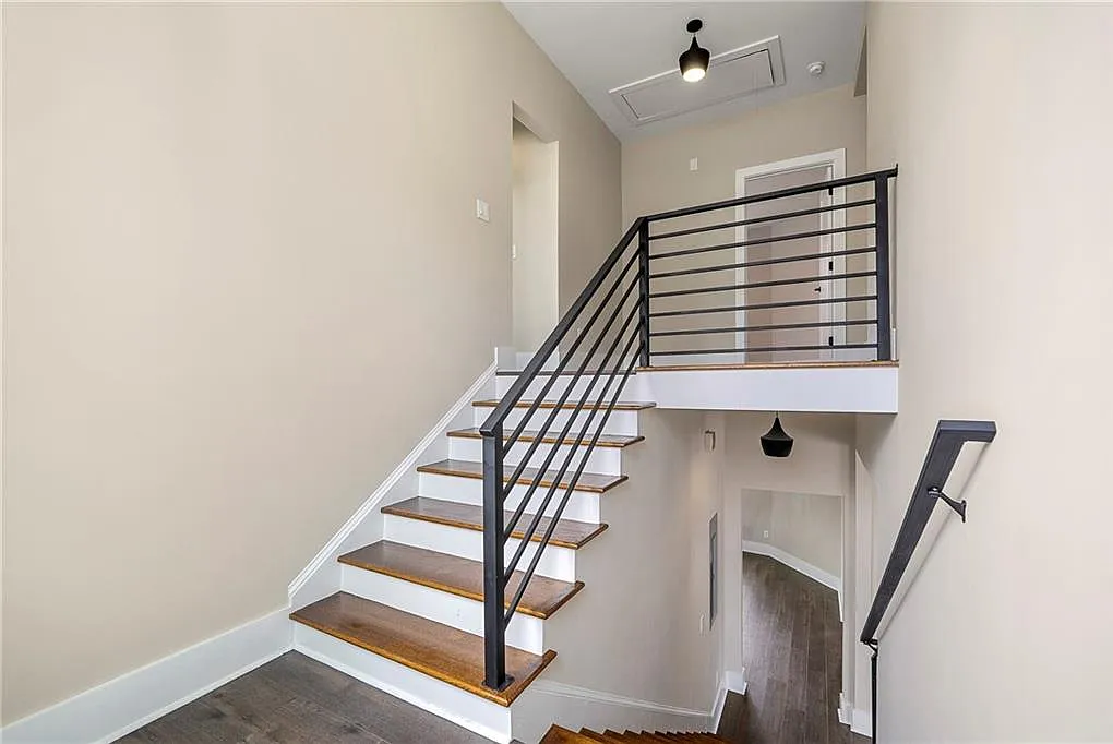 3 bed, 2.5 bath, 2556 sqft, $3,200 — Photo 2