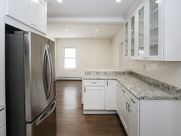 987 Kings Pkwy — Photo 8