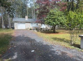 5228 Hummingbird Dr, Pocono Summit, PA 18346