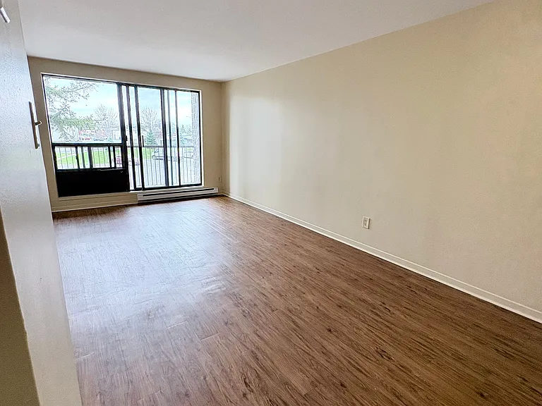 645 Glengarry Blvd — Photo 5