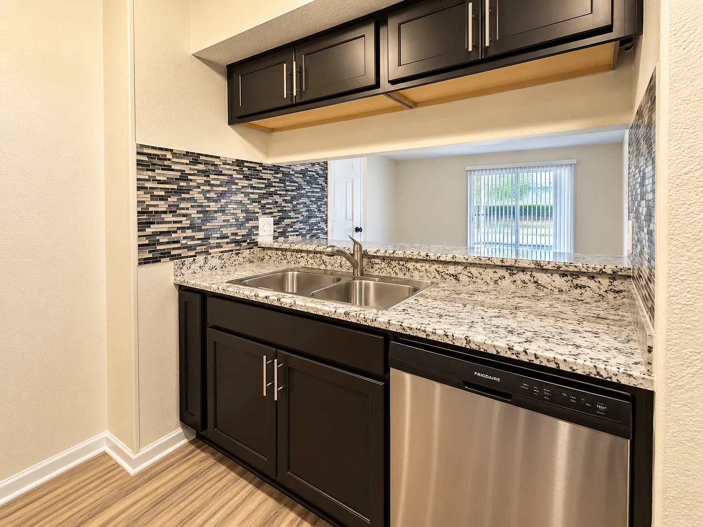 2 bed, 1000 sqft, $1,475 — Photo 3