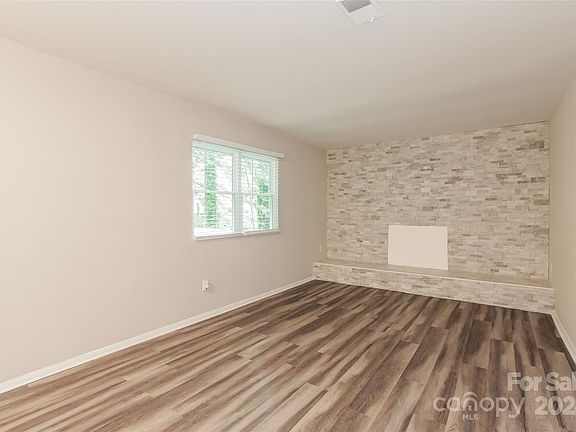 4th image of 3200 Winchelsea Dr
