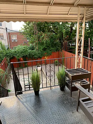 Rented by Halvatzis Realty | media 37