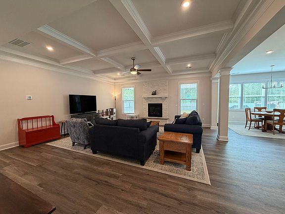 5th image of 425 Edenwood Dr