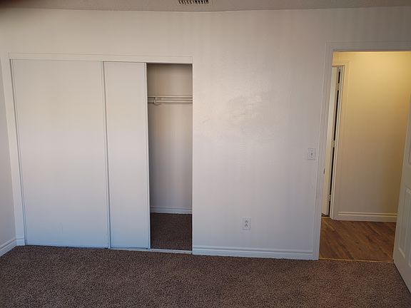 2nd bedroom, new carpet