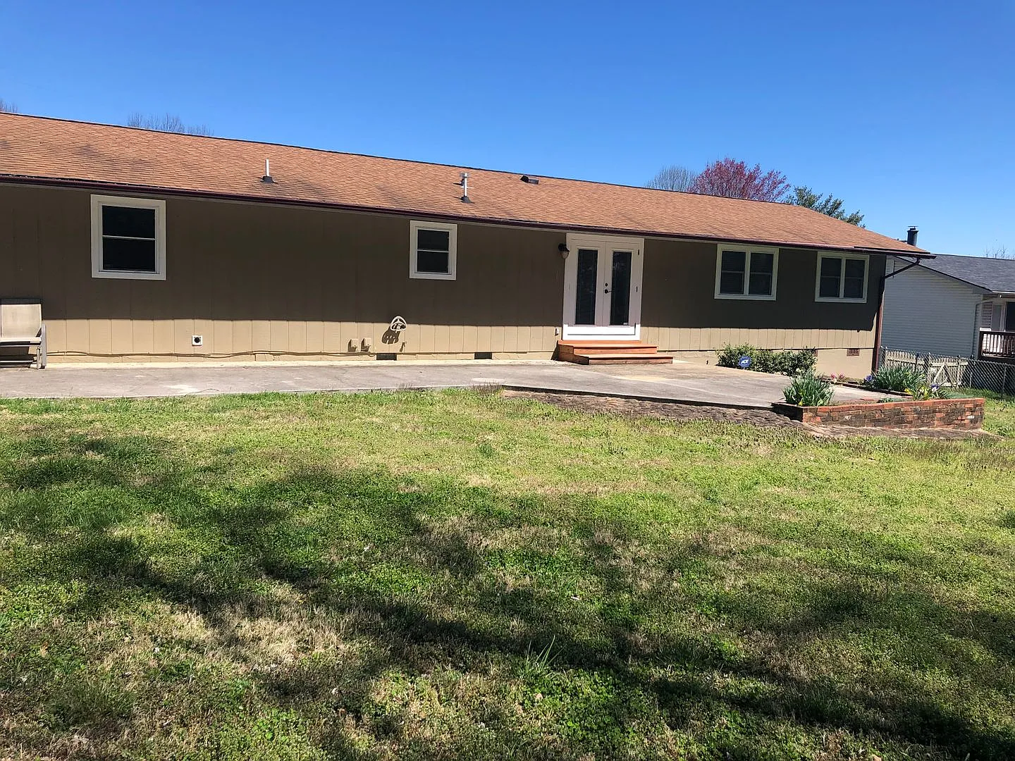 3 bed, 2.0 bath, 1900 sqft, $2,600 — Photo 2