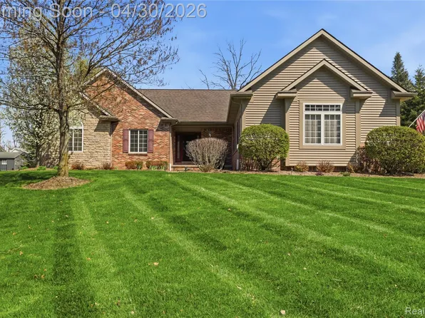 9031 Hidden Oaks Dr, Grand Blanc, MI 48439