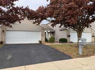 818 Park Bluff Cir, Elgin, IL 60120