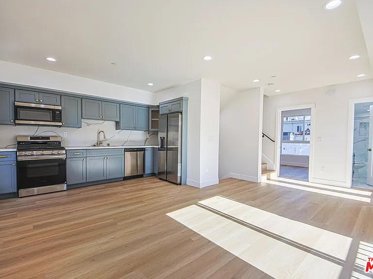 10801 Kling St — Photo 51