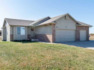 205 Summer Dr, Newton, KS 67114