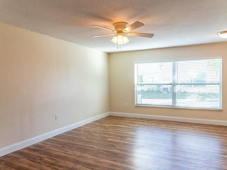 Royal Oak Condominiums — Photo 28