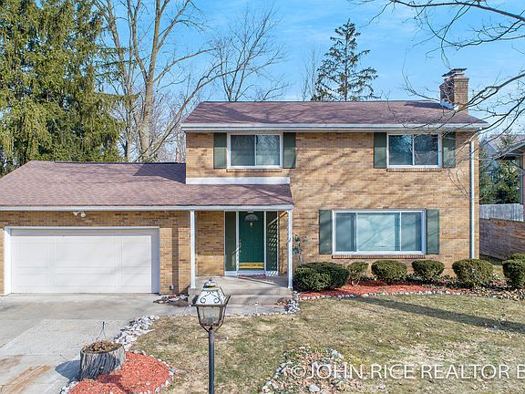4th image of 2747 Maplewood Dr SE