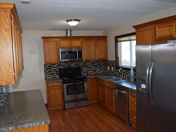 3rd image of 986 NE Baldwin Dr