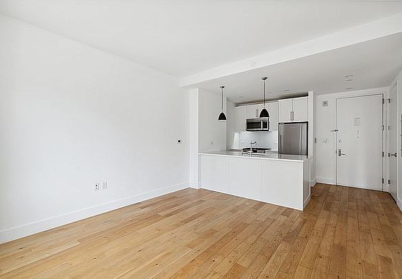 4th image of 27-21 44th Dr #10006