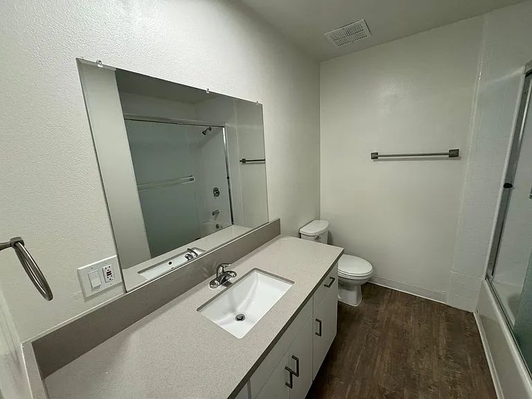 345 N Batavia St — Photo 10