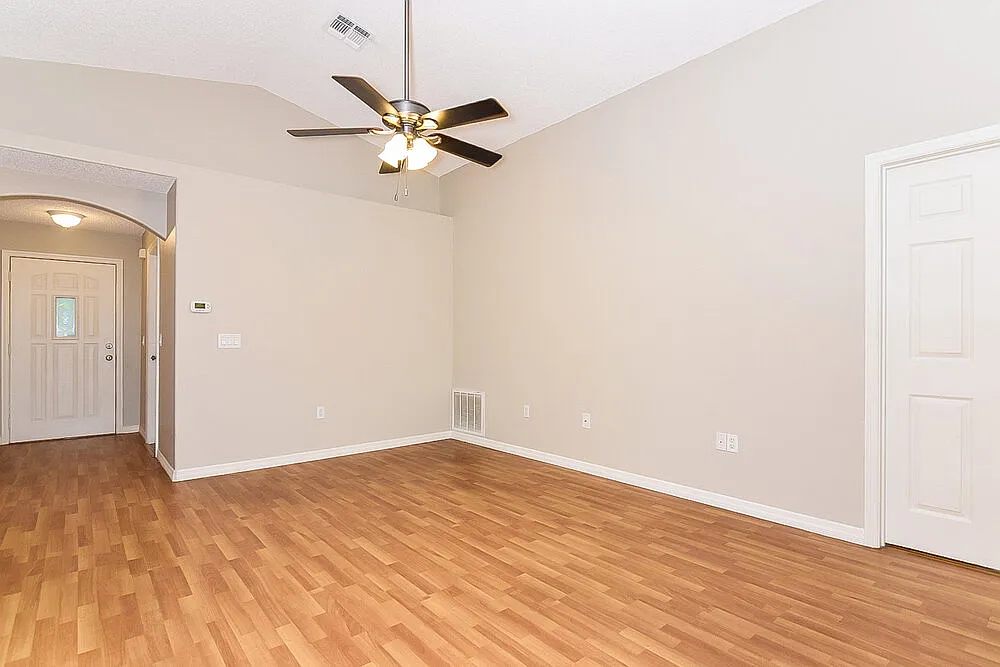 3 bed, 2.0 bath, 1213 sqft, $1,930 — Photo 4