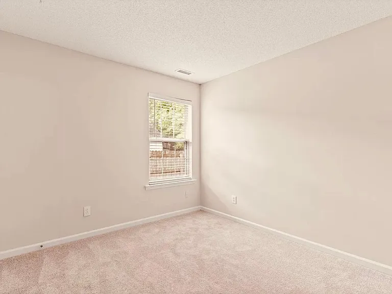 121 Cabana Dr — Photo 3