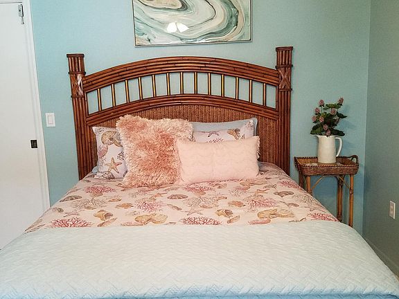 Guest Bedroom/Queen Bed