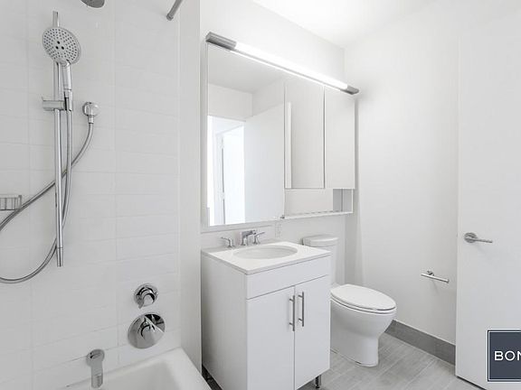4th image of 33 Bond St APT 822