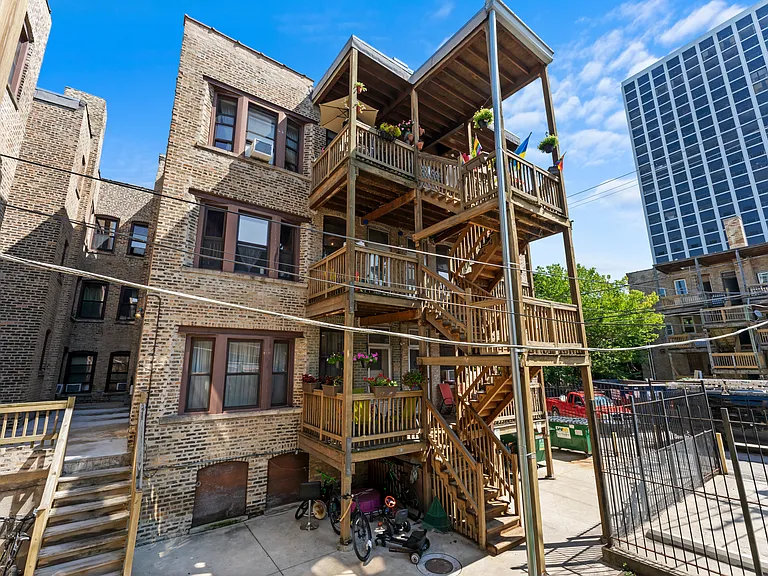 821 W Montrose — Photo 1