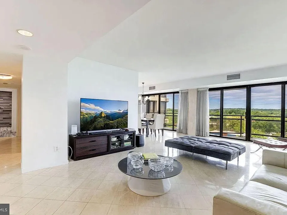 1530 Key Blvd #906