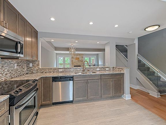 3rd image of 947 Auburnview Dr