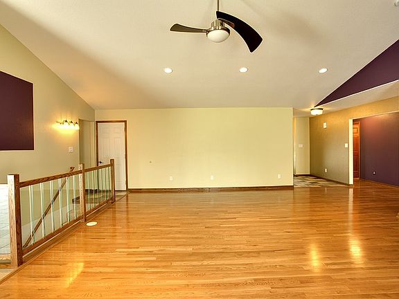 5th image of 402 Cedar St