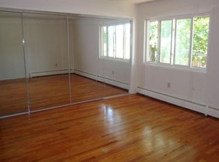 2-6 Camelot Dr, Bloomfield, CT 06002