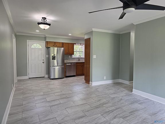 5th image of 211 East St