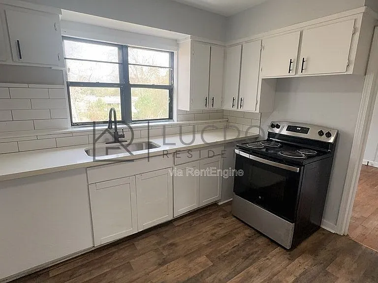 320 Lawrence Rd — Photo 4
