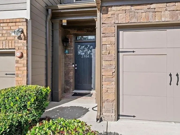 2304 Oakton Pl SE — Photo 2