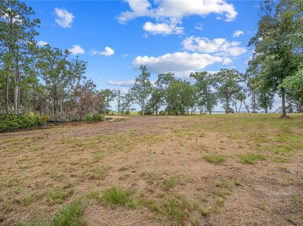 7 Turnstone Dr N, Beaufort, SC 29907