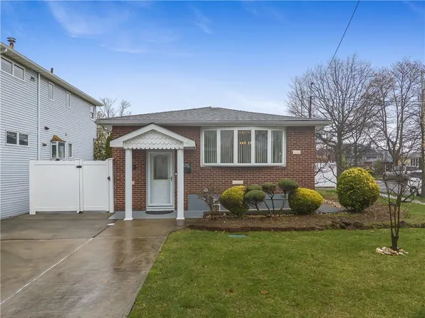 227 Woods Of Arden Rd, Staten Island, NY 10312