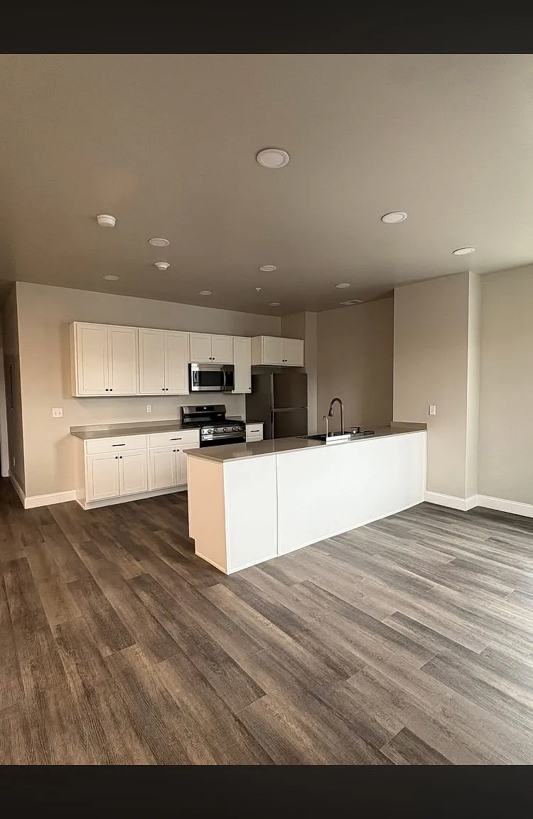 1 bed, 1000 sqft, $1,350 — Photo 1