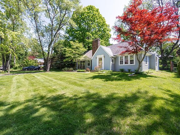 3rd image of 440 Hilldale Dr