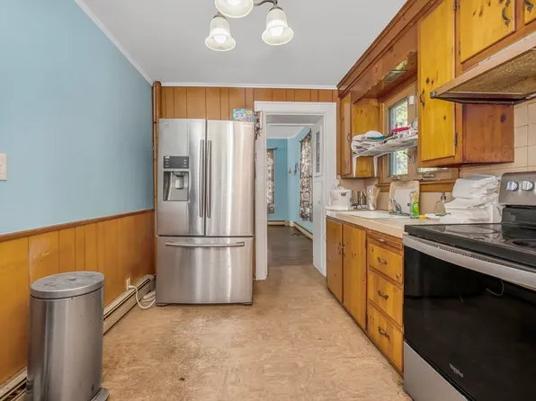 17 Dresser St, Southbridge, MA 01550